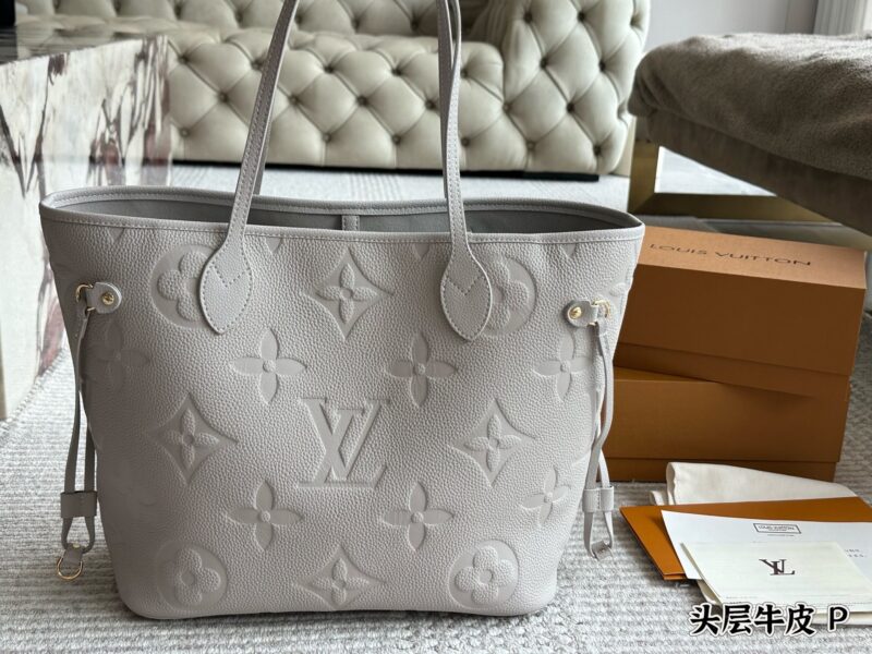 ￥ 370 original cowhide
LV Neverfull shopping bag
N41605LV is the classic flagship of the family, with a large capacity design that is perfect for both mommy bags and OL commuting, making it the bag with the highest appearance rate. The striped linin...
