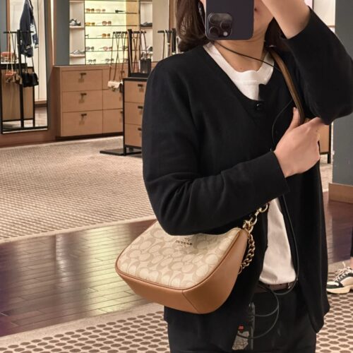 Coach~Underarm Bag~Milk Tea Color
There must be something in my bag during summer -This is an underarm bag
Underarm bag, definitely check out the Teri series from the Coach family
Underarm or crossbody can be used~Practical and versatile
New milk tea...