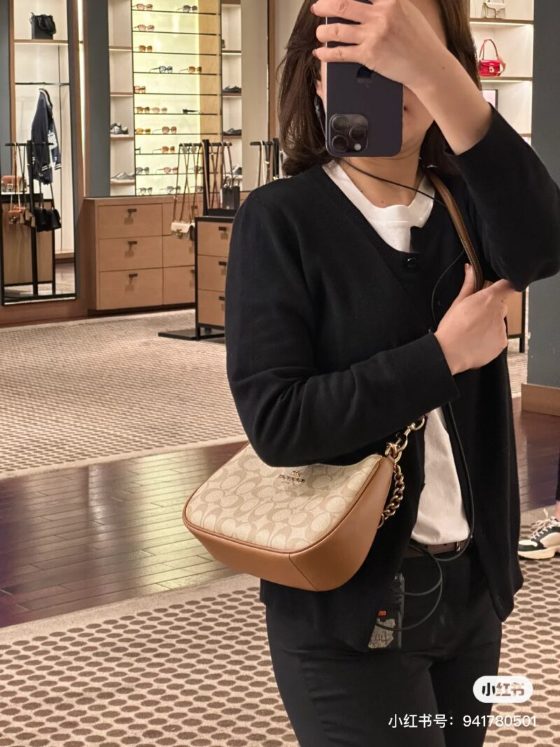 74a931edb7.jpg Coach~Underarm Bag~Milk Tea Color
There must be something in my bag during summer -This is an underarm bag
Underarm bag, definitely check out the Teri series from the Coach family
Underarm or crossbody can be used~Practical and versatile
New milk tea...