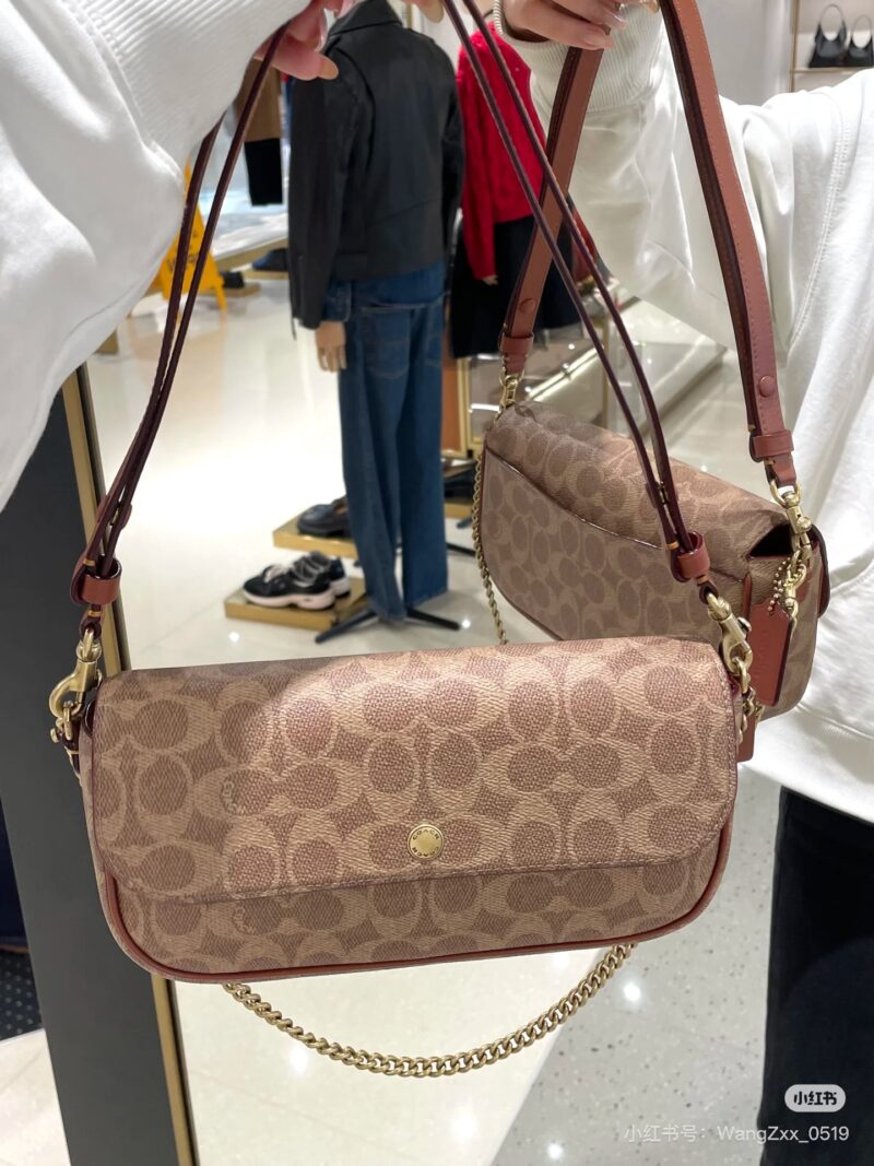 Coach's New Year's bestseller is here~
Many sisters like the brook flap chain
I am willing to become the god of cost-effectiveness for Coach for 25 years!!!
Compact and exquisite Working, commuting, leisure, and going out of the street are no problem...