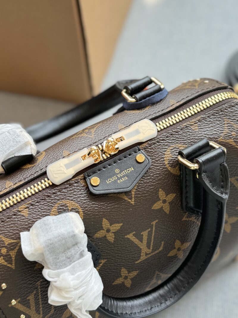 74b20c8f3d.jpg 280 original single aircraft box
Original quality with pure leather steel hardware 163 jump code chip
size:20×14
LV SpeedyTrunk 20 Rivet Pillow Bag Handheld Cross Shoulder Bag
The runway style can also be practical for daily use~
This bag feels ve...