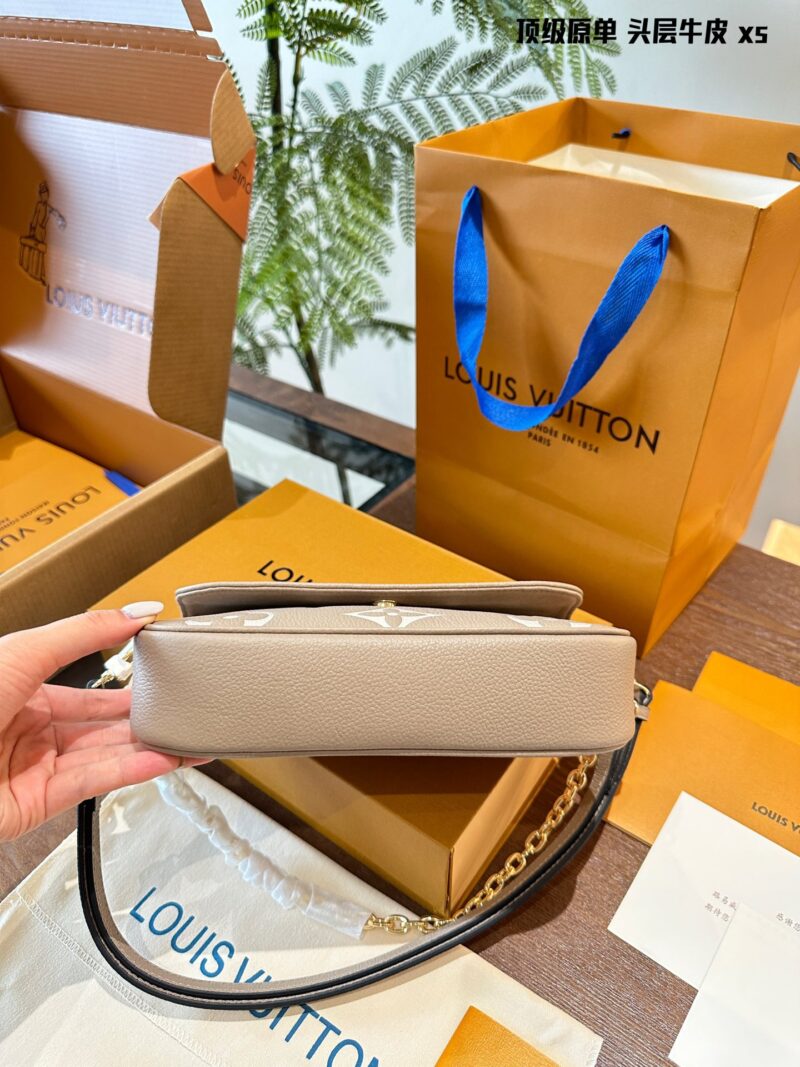 First layer cowhide original single p310
Cute bag shape yet full of elegant temperament folding box! Size 22.11
Lv Ivy Mahjong Bun
Cute bag shape yet full of elegant temperament combined with exquisite and fashionable chain underarm back
A crossbody ...