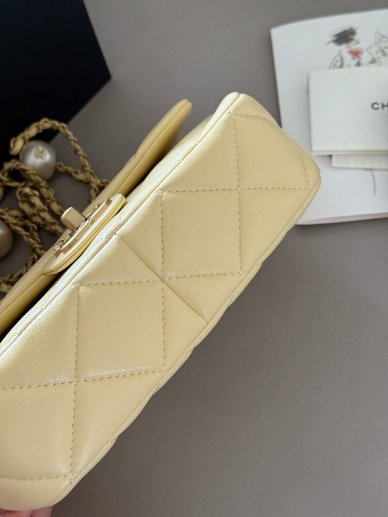 74b912d059.jpg 230 box
size:20*13cm
Xiaoxiangjia CF Double Pearl Bag
Size 20.5x13x6.5
No need to say more, it's perfect!
Easy storage for both large and small phones!
Both sides of the pearl can be adjusted
The chain can become longer and shorter!
Underarm hand-h...