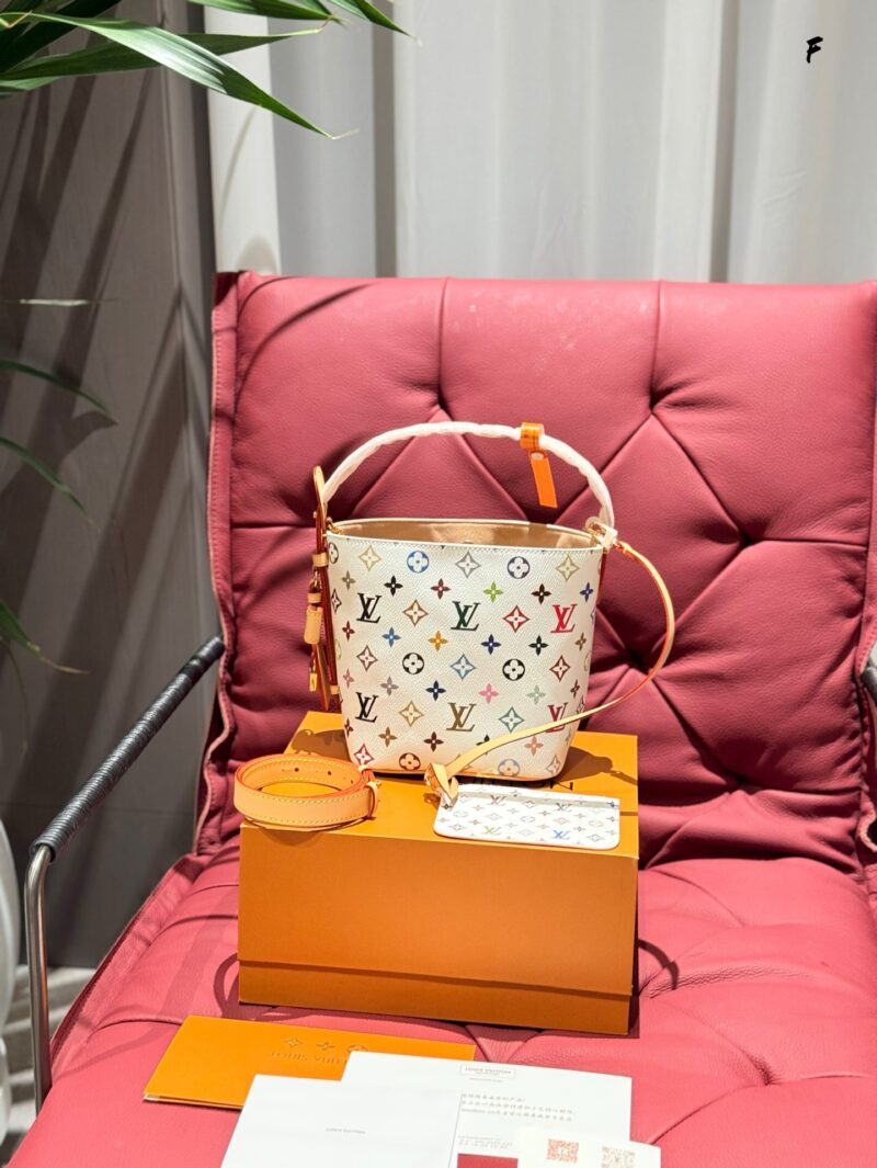 74bac72664.jpg Can't put it down, white tri colored vegetable basket, water bucket bag
The only item that can be reserved is still my personal favorite
You can carry it both on one shoulder and crossbody!
How can it really look so beautiful, with a drop of white tr...