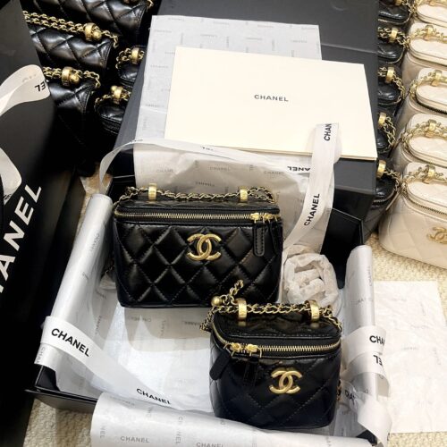 Chanel Double Golden Ball 24c Box
Size: Large size 16 ?? ten ?? 8cm
Small 8.5 ?? eleven ?? 7cm
Color: Black/White