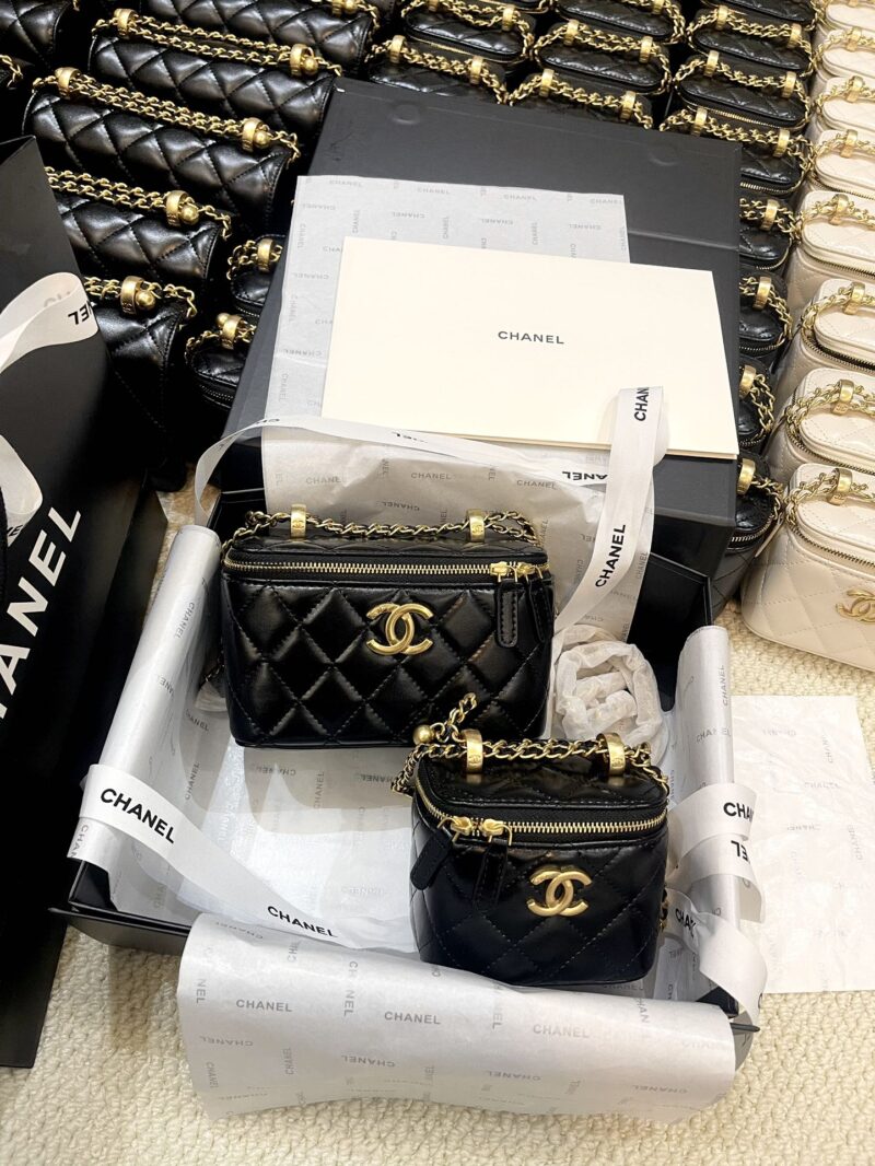74bf678124.jpg Chanel Double Golden Ball 24c Box
Size: Large size 16 ?? ten ?? 8cm
Small 8.5 ?? eleven ?? 7cm
Color: Black/White