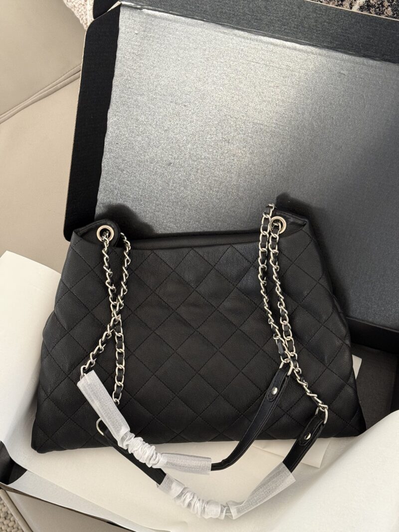 74cced3eb8.jpg 199 boxes
size:27*25cm
The Chanel vintage black and silver wandering bag that I have been longing for has finally been obtained
Xiaoxiang Middle aged Yuanbao Bag
I love this one so much. It's a soft and fluffy one
It is free, casual, lazy, independ...