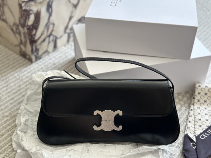 74e4f8b633.jpg 230 box
size:28*12cm
Celine's new black silver LOLA handbag
The new season's LOLA silver hardware color scheme is even more cool and vibrant