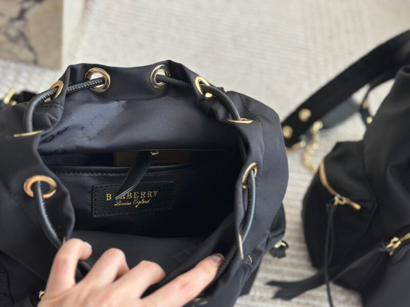 74eb70019f.jpg 230 without box
size:28*32cm
Bur backpack
Waterproof nylon material paired with cowhide!
Ultra light and convenient!
The hardware is very shiny ?
My favorite is the metal chain on the lower half of the strap
Soft and comfortable behind!