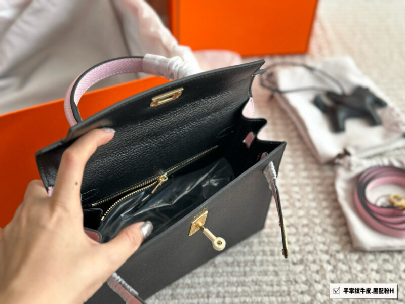 Color blocking ￥ 275
Leather Palm Pattern Gift Silk Scarf Pony Pendant Hermes Kelly Hermes Palm Pattern Calfskin, Material Imported, Size: 28cm. If you like this style, you must take it off. Original mold customization for shipment, hardware with lo...