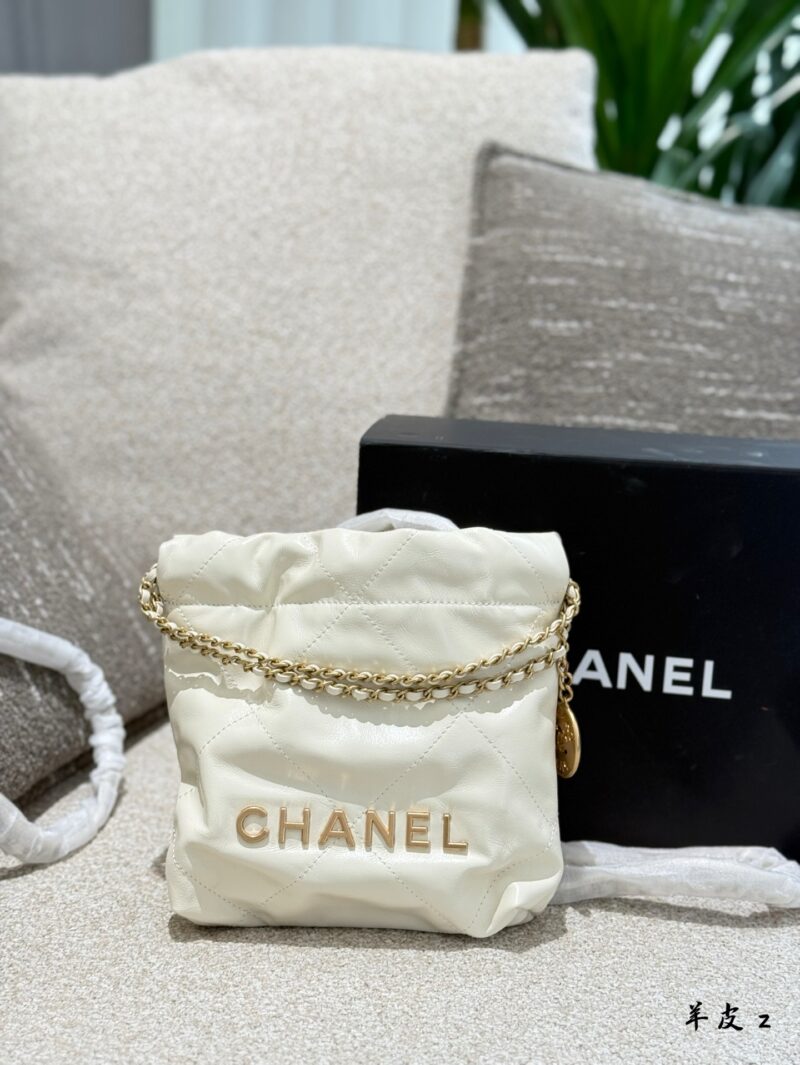 Chanel Mini Garbage Bag P250 Sheepskin
Can be carried by hand or slung over
The new season's C position! Get up the little girl who used to have a casual style with 22 bags
Can be carried by hand or slung over, exquisite and cute 18 × 20 box packaging