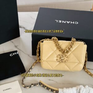 220 (with box)
size：20*15cm
Xiaoxiang's house 19 bags
Sweet and girlish, it's really hard to resist!!!
Achieve optimal cost-effectiveness
Cute and lovely chicken yellow/very suitable for summer color matching~
High quality texture