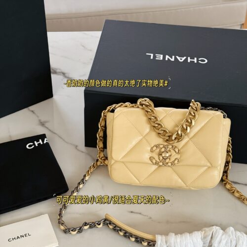 220 (with box)
size：20*15cm
Xiaoxiang's house 19 bags
Sweet and girlish, it's really hard to resist!!!
Achieve optimal cost-effectiveness
Cute and lovely chicken yellow/very suitable for summer color matching~
High quality texture