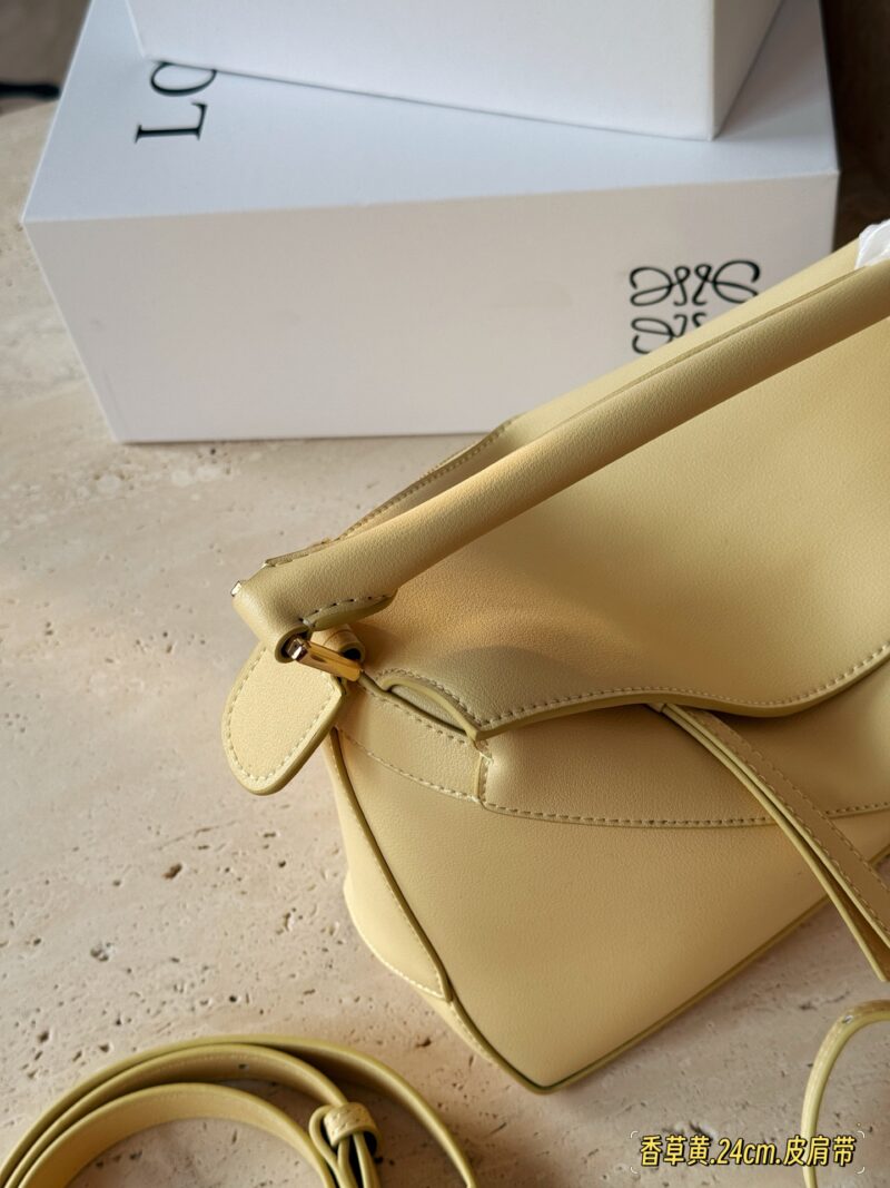 753fa6a4b0.jpg 235260 box
Size: 18 * 10cm (mini)
24 * 15cm (large size)
Loewe Geometry Package Puzzle
Truly cannot be missed,
?? Cowhide quality!
Completely hold on!
Milk like vanilla yellow!
It's already beautiful enough without any decorations!