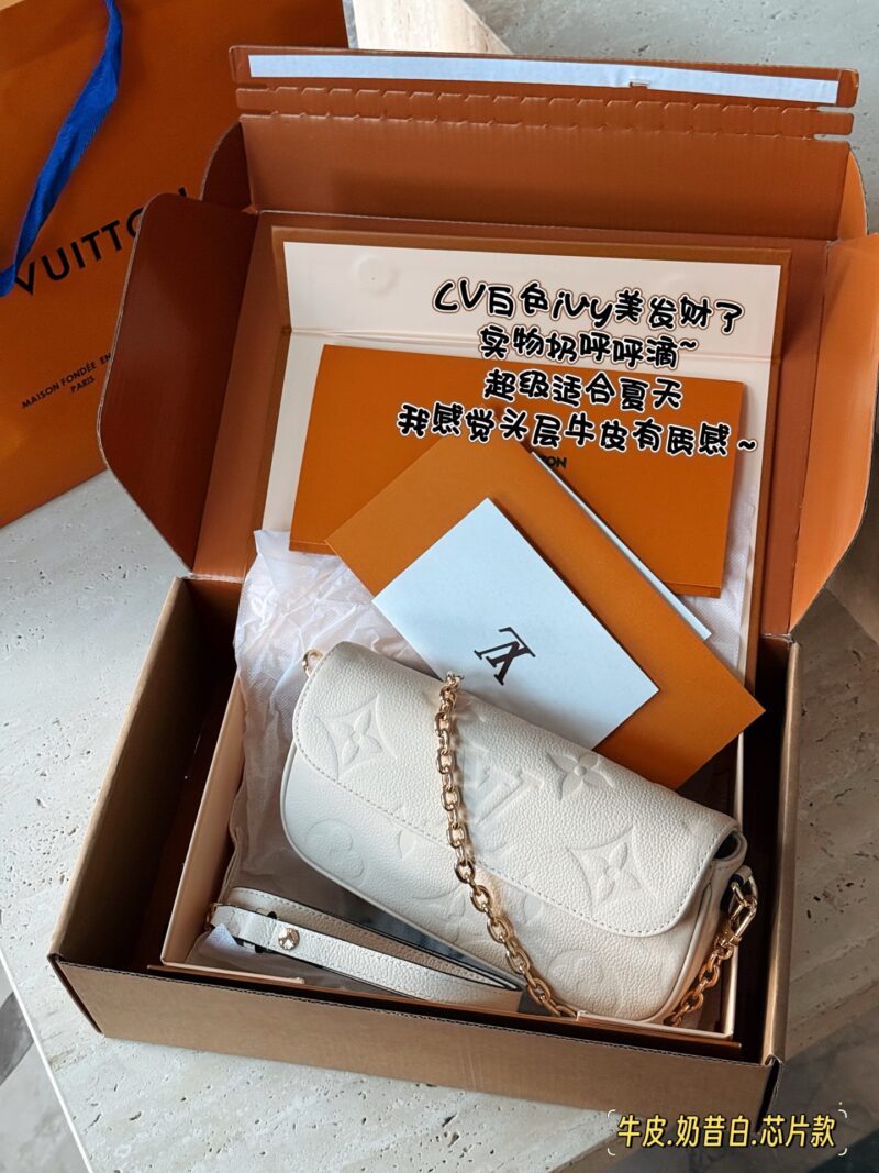 290 complete set of packaging
size：23*12cm
Original version released ?? 
New Ivy full leather embossed chip model!
L's white ivy has become rich and beautiful
Physical Milk Whistling Drops~
Super suitable for summer
The first layer of cowhide h...