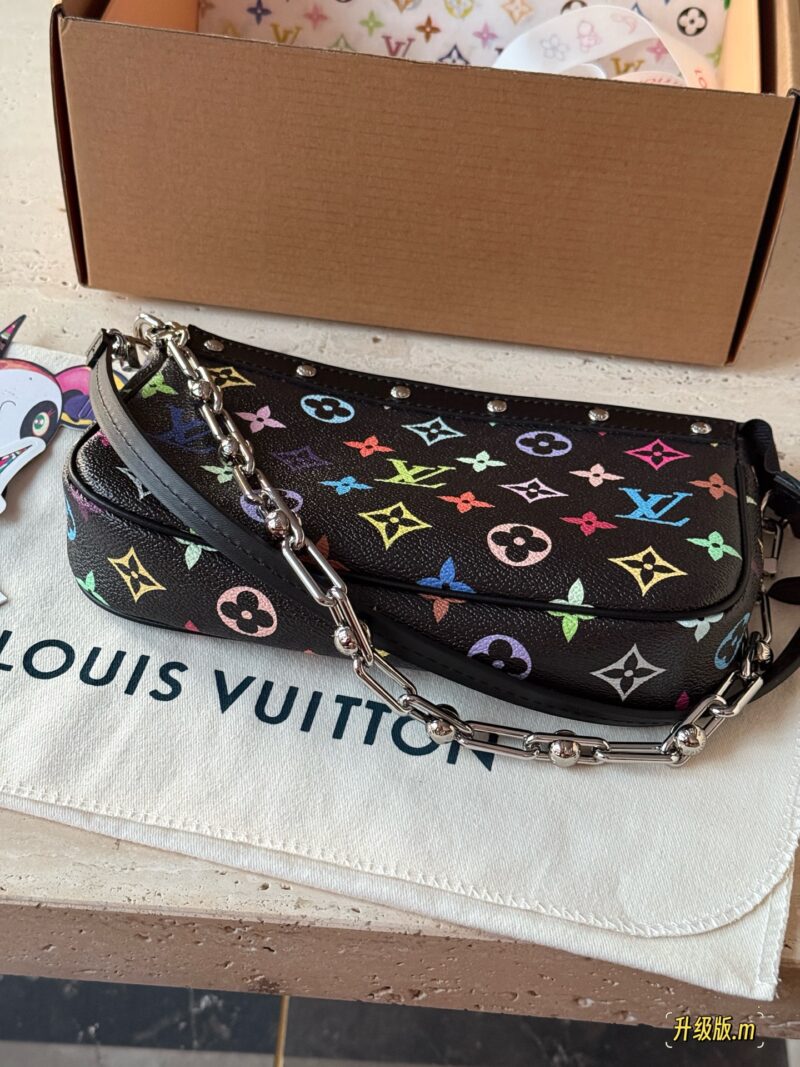 260 box upgrade version m
size：22*13cm
L Murakami Takashi | Black Tri Color Mahjong Bun
Finally arrived!
Mahjong bag shoulder strap, armpit back looks great!
Who really sees who falls in love
The feeling of sinking at a glance upon seeing the physi...