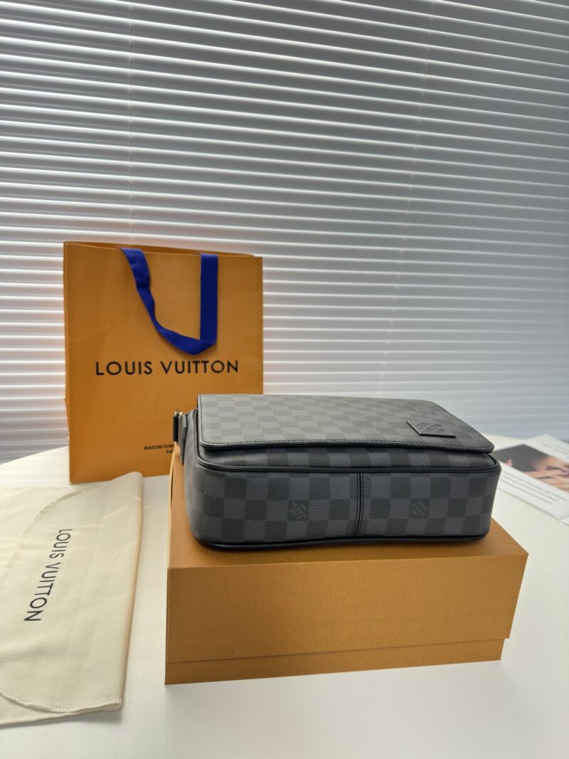Comes with a premium gift box (top of the line original order) M 42710 checkerboard pattern
This District small mailman bag is more square and compact than the previous version, reinforced with Damier Graphite coated canvas for classic contours and d...