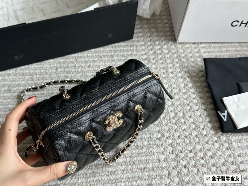 Chanel Boston P260
Chanel 25P Bowling Bag Elegant Beauty
#The bag is not duplicated, Chanel black with white border Boston 25P bowling ball 6 Boston! Carrying a crossbody, both phones can fit in! Still comfortable and durable, the market is very obvi...