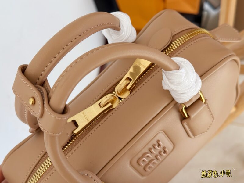 7571a2a005.jpg 250 255 Upgraded Edition Box
Size: 23x11cm (small)
28.5 * 4cm (large)
Miumiu bowling/briefcase/
The sweetness of the bag is just right!
It's hard not to love!
Can be carried by hand or slung diagonally
It's definitely not a small waste bag! Full cap...
