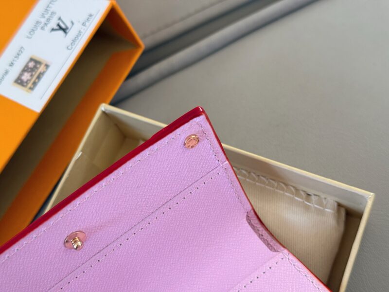 757c086156.jpg 170 boxes
size:12*9cm
L Family Sakura Flash Series Wallet
lovely! Easy to carry!
A small wallet that keeps its appearance online
There are a total of 6 ? ? A card slot,
A change slot with a zipper!