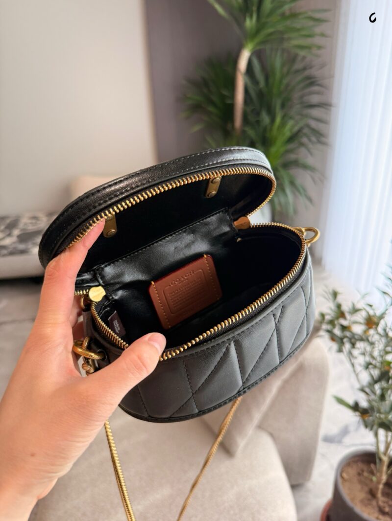 Coach small square box p230
Sisters, look at this "small box" with immortal's face! one
[Mini body shape but large capacity]
17.5x9x9cm golden ratio
One shoulder, easy and burden free
Put lipstick/powder/paper towel/key all can be installed
The pract...