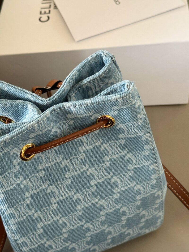 75904b0ed1.jpg 205 box
size:14*18cm
Celine denim bucket bag
Shallow denim is perfect for summer!
Super online appearance
Celine bucket bag is easier to carry on the back