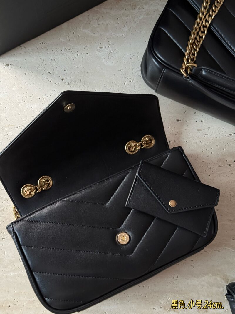 759b6ff4de.jpg 240 280 320 sheepskin box
Size: 20 * 12cm (small)
24 * 14cm (medium)
29 * 17cm (large)
YSL's new version of LouLou Fang Fat Man
Finally online!!
Have to say,
At first glance, it looks very eye-catching
The new sheepskin has undergone additional coati...