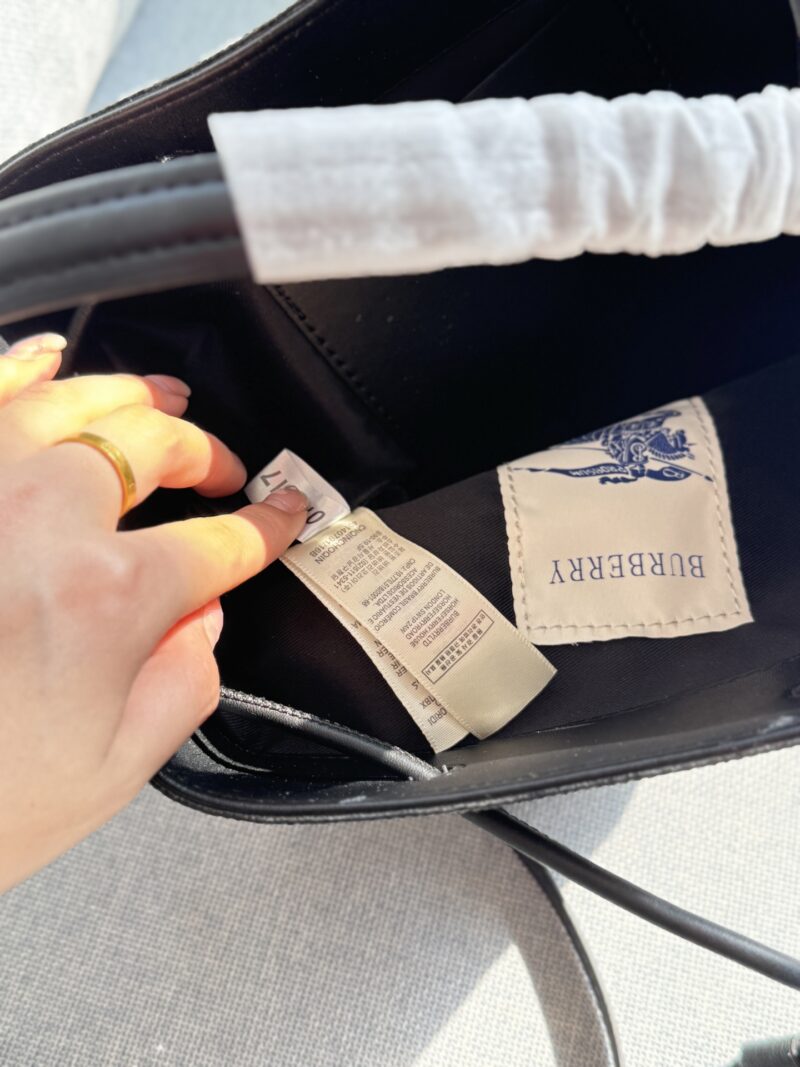 200 fold box
size：26×26
Burberry plaid bucket bag, single shoulder handbag
B's one of the few bags with both design and sophistication
Can be carried by hand or slung diagonally
Various styles can be mastered and super versatile~
Compared to other...