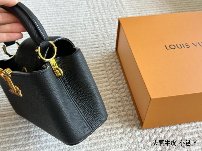 75c73c26c6.jpg 350 gift box cowhide
size :20cm
L Capucines handbag
Full grain grain top layer cowhide!
It feels low-key but has a luxurious texture!!
classic! classic!
