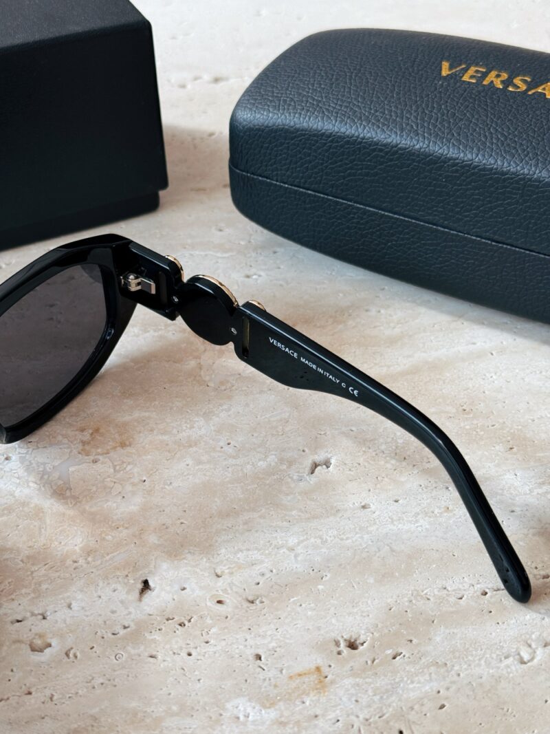 210 sets of complete packaging
Versace Classic Style Side Mirror Leg Cat Eye Frame+Featured Black Gold Logo
Sweet and spicy, fashionable and full of design sense
Wearing these sunglasses quickly elevates your temperament to the next level, making it ...