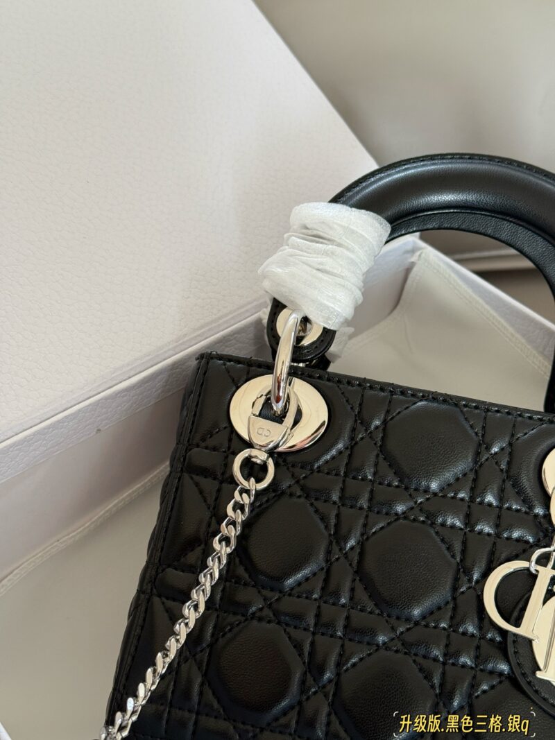 260 box upgrade version
Size: 17 * 15cm (three grids)
Dior handbag by Diana
D Family Princess Silver Button
It's very simple and elegant to hold in your hands and shoulders!
The milky sound makes one feel refreshed and happy
Very tender! It feels lik...