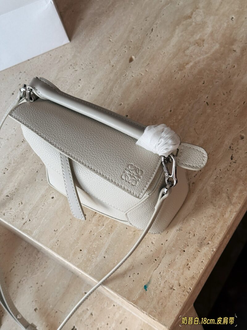 75fffe15c9.jpg 235260 box
Size: 18 * 10cm (mini)
24 * 15cm (large size)
Loewe Geometry Package Puzzle
Truly cannot be missed,
?? Cowhide quality!
Completely hold on!
Silver button milkshake white small puzzle
The high-end lychee skin is about to overflow