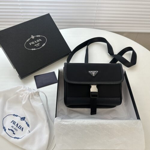 Complete gift box packaging ? Vertical PRADA ? Model 2020-2 Large Horizontal Mobile Phone Bag [Strong] Crossbody Bag Waist Bag Multi purpose unisex Milan Creation. Miuccia Prada's unique talent lies in her relentless pursuit of new ideas, blendin...