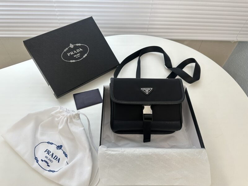 Complete gift box packaging ? Vertical PRADA ? Model 2020-2 Large Horizontal Mobile Phone Bag [Strong] Crossbody Bag Waist Bag Multi purpose unisex Milan Creation. Miuccia Prada's unique talent lies in her relentless pursuit of new ideas, blendin...