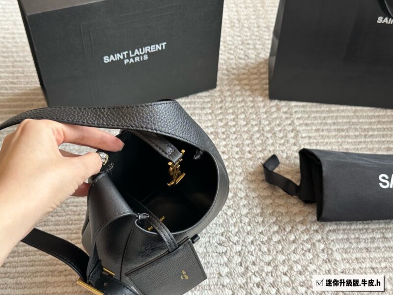 764ae9bb85.jpg 240 box cowhide
Size: 16 * 15cm (mini)
Who hasn't owned it yet
ysl soft hobo! I really love this bag
Extremely practical!
Choose it for the big bag~
The leather feels so good!