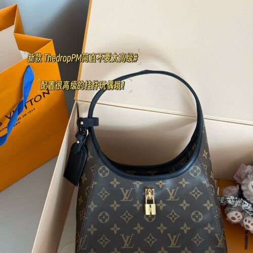 250 boxes with dolls
size：25*17cm
L's new ThedropPM
It's not too advanced
A vintage armpit bag (vegetable basket) that falls at a glance
Combining various styles of styling with pine~
A style that fashionistas cannot miss out on