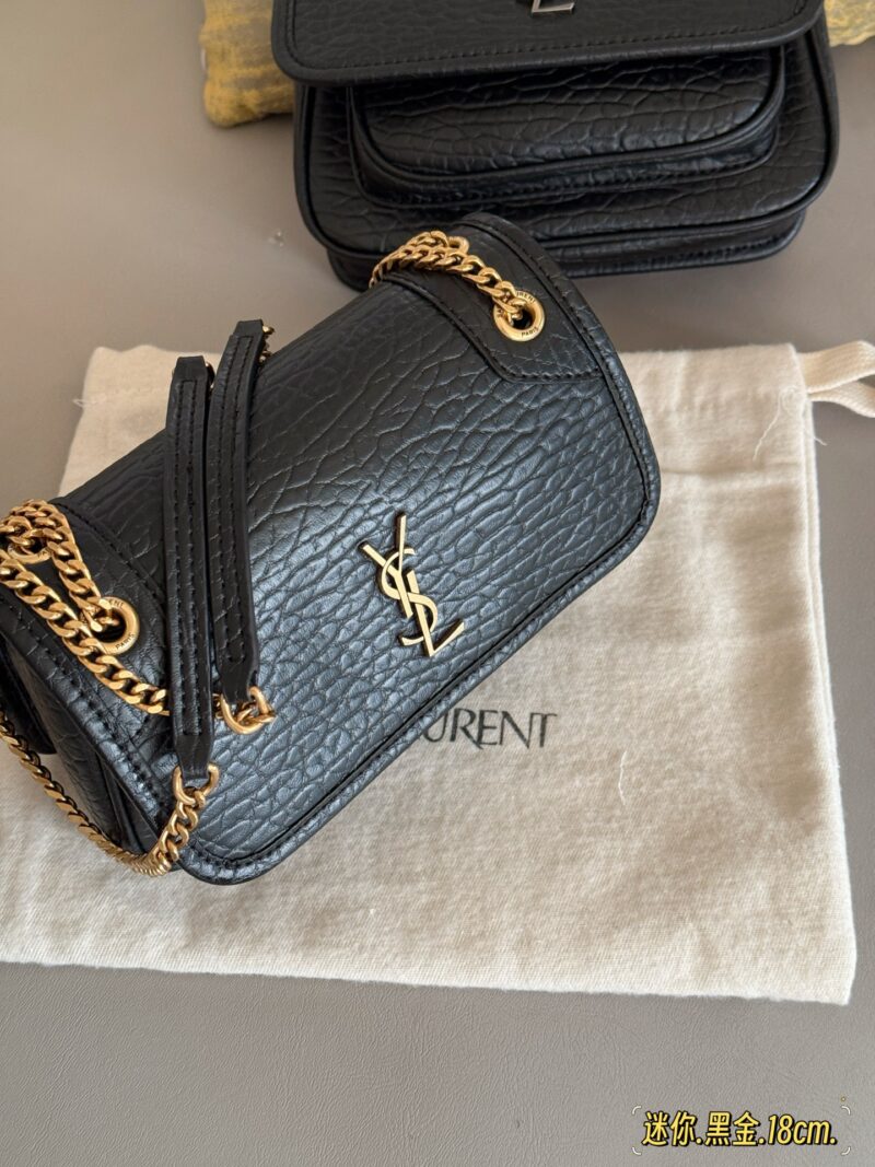 7656fe1c9f.jpg 220 without box
size:18*12cm
The long-awaited
Mini magic wand niki finally arrived
High order version Nikki
YSL Nikki leather material has a soft and sticky texture ??
Small body, large capacity. Two phones can be placed anywhere
Highly recomme...