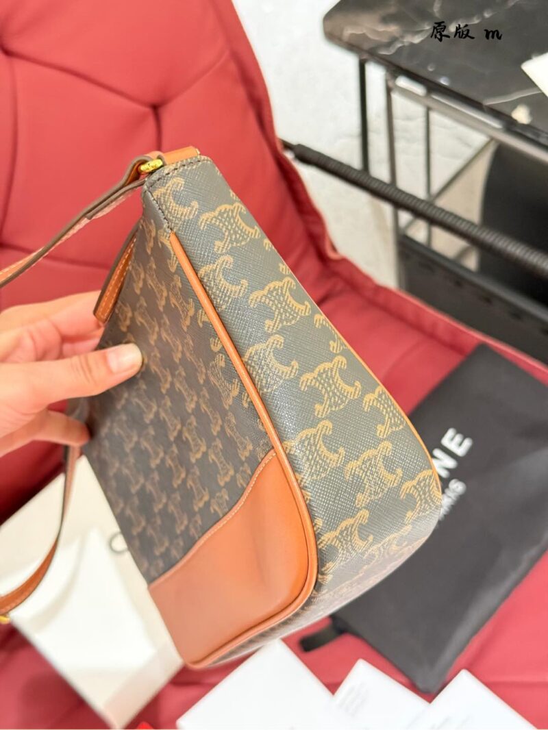 7657e64740.jpg Celine Underarm Bag P205
Celine/Celine Mahjong Underarm Bag#
The bag is more retro and recognizable, and it is very fashionable to carry it by hand or clip it under the armpit!! Although not suitable for crossbody, the shoulder strap can also be adju...