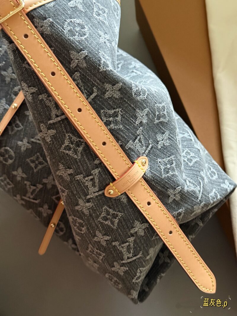 766e802ee3.jpg 300 boxes
size:41*29cm
L's old flower, Carryall, is everywhere on the road,
Let's have a different one
This denim bag exudes a vintage atmosphere and is packed with UP!
The pattern, fabric, and hardware taste are all okay!
Carryall denim goes well ...