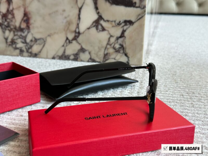76733c92ec.jpg 210 box
YSL's greatest item has appeared~YSL is really amazing
The logo next to the mirror legs is really eye-catching
Cat's eyes are quite rare
I didn't expect YSL's house to have such a beautiful nude mirror
Chong Chong Chong Chong#