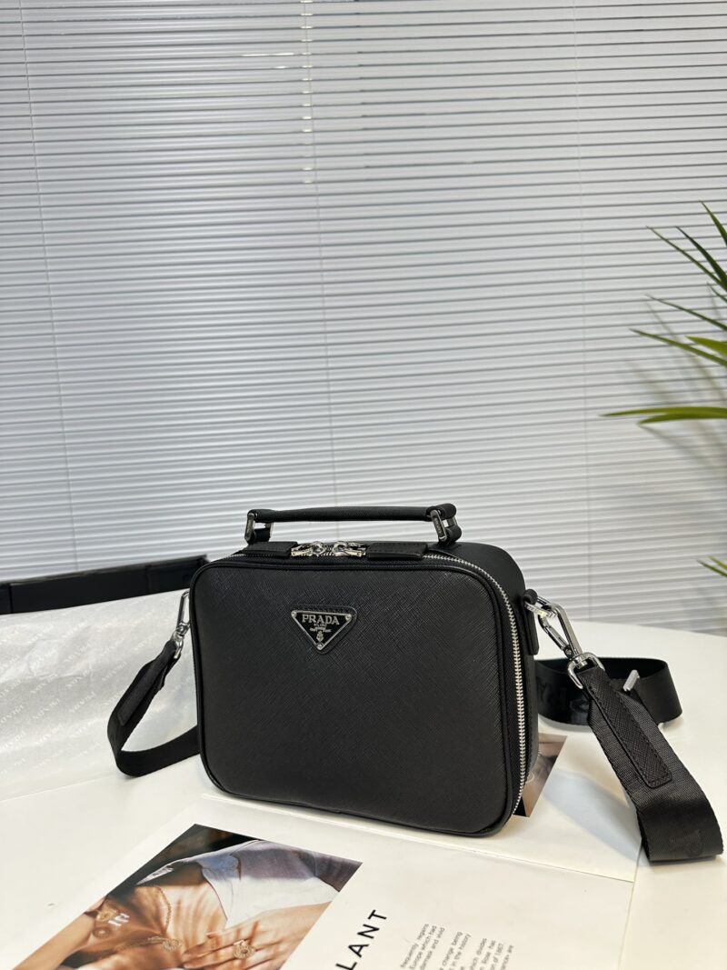 2VH069 PVC Leather Single Zipper
This shoulder bag is made of Saffiano Taiwanese fabric, with simple lines that highlight a striking style. The iconic Saffiano leather material is synonymous with luxury and a symbol of identity for traditional Italia...