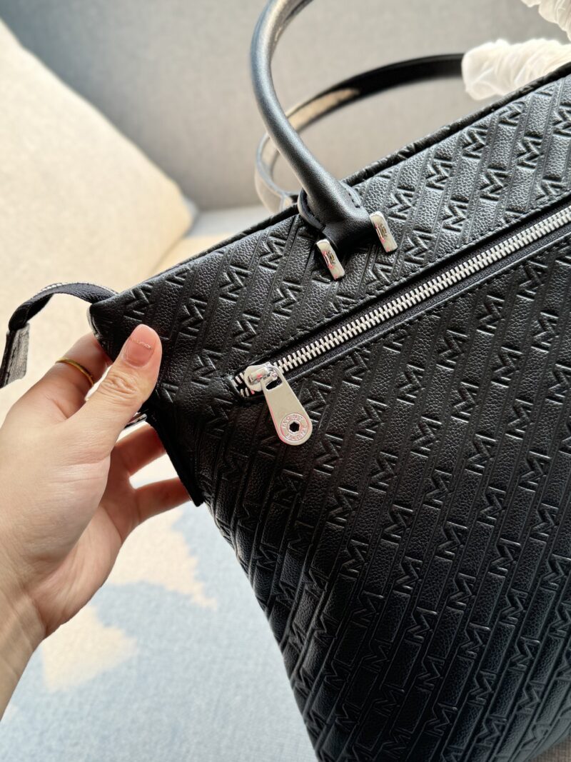 769aecc583.jpg Cowhide 315
size:38×28
MONTBLANC embossed handbag, briefcase, crossbody bag
Compact design, dynamic and agile, cool style, casual and casual. This human friendly bag is made of black leather with an embossed "M" - shaped printed pattern, providing...