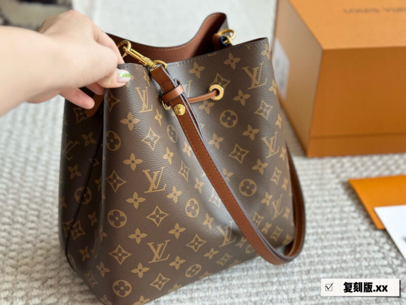 76abc9b89e.jpg 225 boxes
High quality daily recommendation
L Home Bucket Bag Noe Bucket
This water bucket has a soft texture
Size: 26cm
Cross shoulder/single shoulder is more comfortable
Search for Lv bucket bag