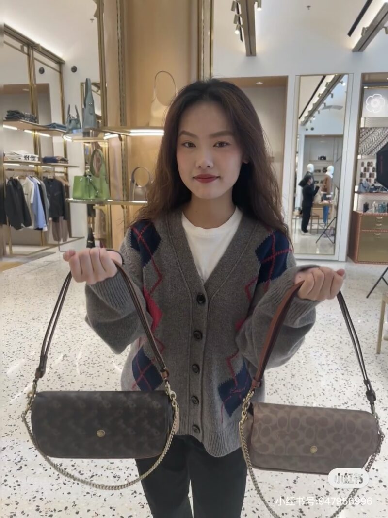 Coach's New Year's bestseller is here~
Many sisters like the brook flap chain
I am willing to become the god of cost-effectiveness for Coach for 25 years!!!
Compact and exquisite Working, commuting, leisure, and going out of the street are no problem...