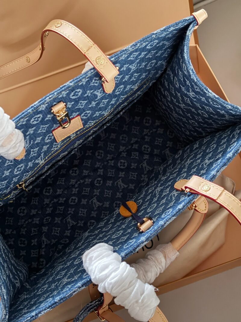 315 with packaging
size：34*26cm
L Home On the Go Cowboy Shopping Bag ??
So elegant
I will always love tannins! Who can refuse LV's denim style
Search Lv on the go shopping bag