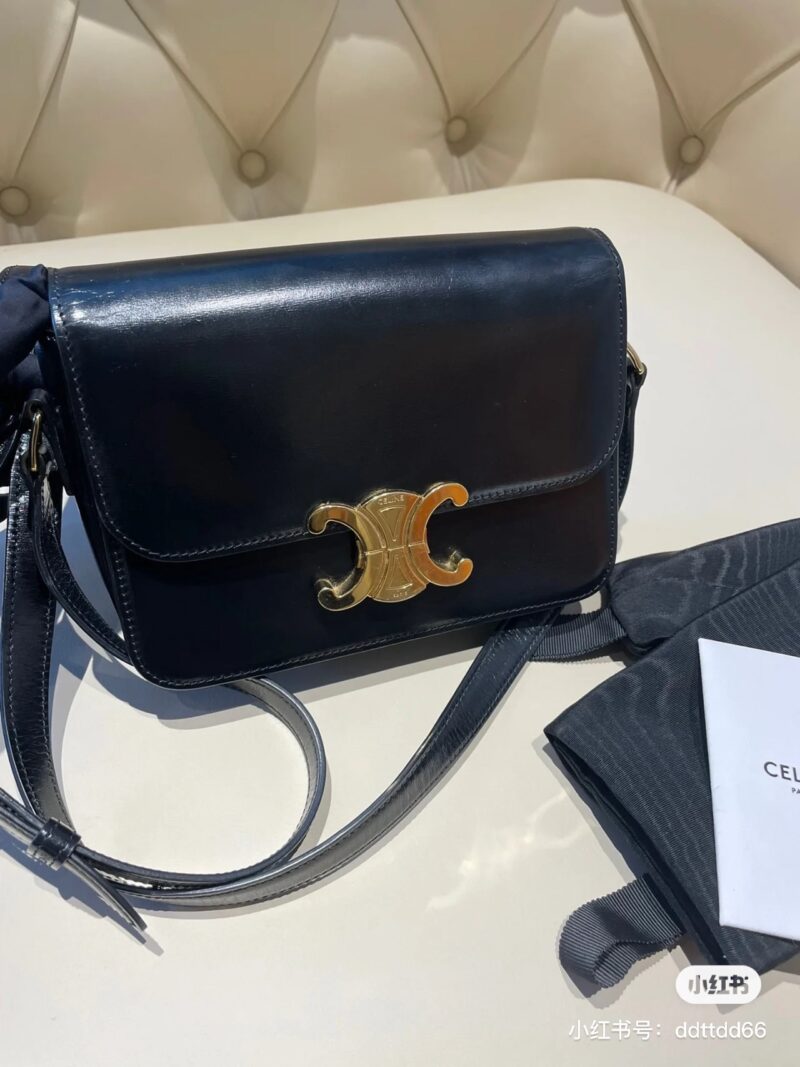 Celine Triumphal Arch Tofu Bun
Small size 19cm
Since changing the logo of the Arc de Triomphe, I started to think it was really okay, but then there was a warning from Zhen Xiang, which looked even better the more I looked at it
Sai Lin's medium size...
