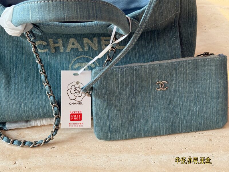 7730aeeffd.jpg 260255 without box
Size: 38 * 30cm (large)
33 * 25cm (small)
Xiaoxiangjia Cowboy Beach Bag ?
Arrange it! Arrange it!
This beach bag released this year is so beautiful!
Washing old models with water gives them a more luxurious feel
