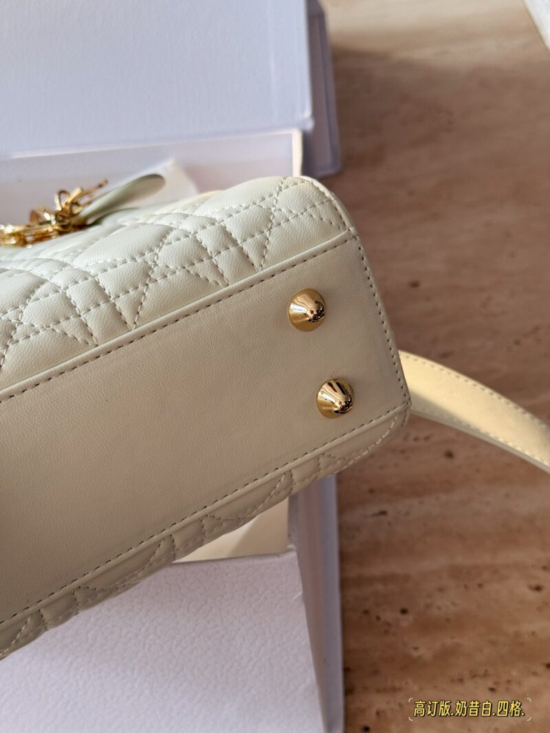 773361a92c.jpg 265 box
Size: 21cm (4 grids)
- Lady milkshake bag customized version returns!
D's consort, super eye-catching!
High end quality, free comparison of details,
Don't get too involved, dear!
Starting my summer with Dior Consort