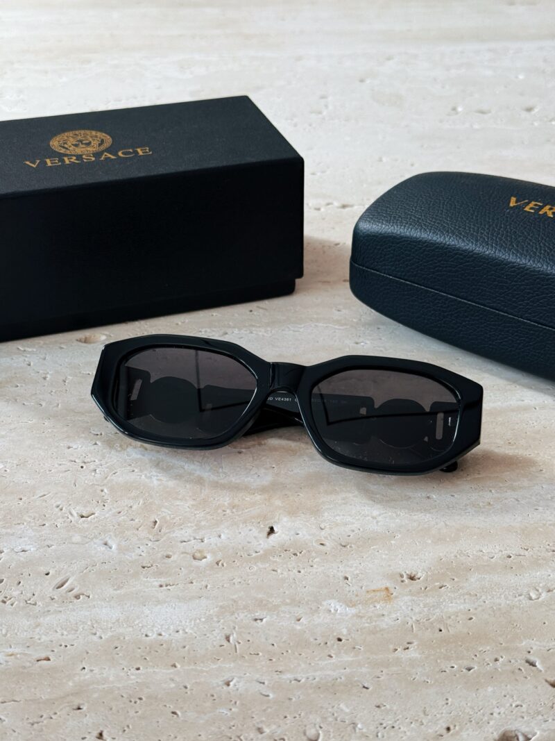 7751124c90.jpg 210 sets of complete packaging
Versace Classic Style Side Mirror Leg Cat Eye Frame+Featured Black Gold Logo
Sweet and spicy, fashionable and full of design sense
Wearing these sunglasses quickly elevates your temperament to the next level, making it ...