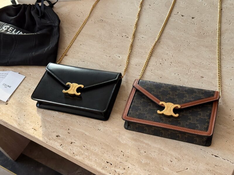 215 boxes
size：20*13cm
CELINE | The cost-effectiveness of the Arc de Triomphe WOC is too high!
The crossbody bag is so beautiful haha!
Breaking the conventional square design, the entire bag shape has been made more obedient~It has a strong academi...